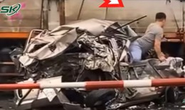 T&#224;i xế tho&#225;t chết thần kỳ như phim, tự chui ra từ &#244; t&#244; bị &#39;v&#242; n&#225;t&#39; sau va chạm giao th&#244;ng