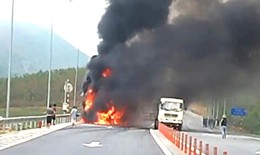 Xe đầu kéo bốc cháy dữ dội trên cao tốc qua Hà Tĩnh