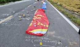 Người phụ nữ d&#249;ng khối b&#234; t&#244;ng chắn đường phơi th&#243;c, g&#226;y tai nạn chết người