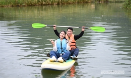 Bay trên lúa chín vàng ở làng du lịch tốt nhất thế giới