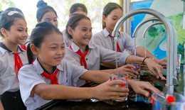 Trẻ em ở trường uống bao nhiêu nước mỗi ngày là phù hợp?