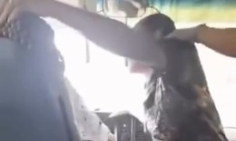 T&#224;i xế xe bu&#253;t bị h&#224;nh kh&#225;ch tấn c&#244;ng ngay l&#250;c đang chạy tr&#234;n quốc lộ