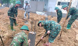 Qu&#226;n đội &#39;thần tốc&#39; gi&#250;p d&#226;n dựng lại nh&#224;, ổn định cuộc sống sau mưa lũ