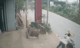 R&#249;ng m&#236;nh khoảnh khắc người đ&#224;n &#244;ng đẩy CSGT v&#224;o &#244; t&#244; đang chạy