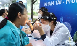 Hơn 100 thầy thuốc dựng 'phòng khám đặc biệt' giữa phố đi bộ Trần Nhân Tông