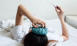 Khi mắc sốt xuất huyết, sốt không hạ có được tăng liều thuốc hạ sốt?