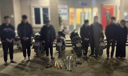 Ph&#225;t hiện nh&#243;m thanh ni&#234;n cất giấu s&#250;ng giữa khu d&#226;n cư ở H&#224; Nội