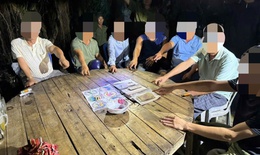 Bắt quả tang nh&#243;m 8 người lắc bầu cua &#39;ăn thua&#39; bằng tiền ở qu&#225;n c&#224; ph&#234;