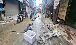 Người dân khốn khổ vì nước cống tràn lên mặt đường Triều Khúc