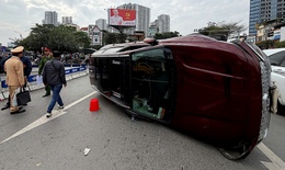 Tai nạn liên hoàn 3 ô tô tại Ngã Tư Sở, một xe lật nghiêng, bung túi khí