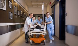 Can thiệp tim mạch khẩn cấp cứu sống ca nhồi máu cơ tim tối cấp chuyển đến từ giàn khoan