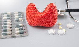 Sau phẫu thuật ung thư tuyến giáp bệnh nhân cần uống thuốc như thế nào?