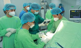 B&#225;c sĩ V&#245; Th&#225;i Trung, BVĐK B&#236;nh Dương kể về ca gh&#233;p tạm b&#224;n tay v&#224;o ch&#226;n hiếm gặp, cứu mẹ v&#224; hai thai nhi