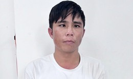 Bé gái cầm điện thoại 'hớ hênh', gã thanh niên lao vào cướp