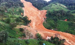 Phó Chủ tịch Quốc hội thăm, động viên gia đình nạn nhân vụ sạt lở ở Hùng Sơn