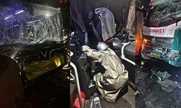 Xe buýt đối đầu xe bồn rạng sáng, tài xế bị thương, mắc kẹt trong cabin