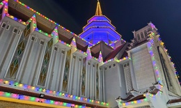 Ngắm nhà thờ lớn ở Huế rực sáng trong ánh đèn dịp Giáng sinh