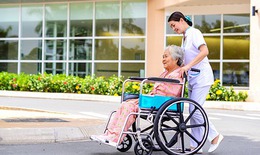 Chăm sóc người cao tuổi tại cộng đồng theo mô hình 'sáng đón đi, tối đưa về'