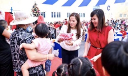 Trao tặng quà Giáng sinh ấm áp đến 2.600 bệnh nhi ở Hà Nội và TP HCM