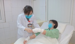 Dùng hóa chất xử trí tắc, bồn cầu phát nổ, người phụ nữ phải nhập viện vì bị bỏng nặng