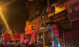 Hà Nội: Giải cứu người kẹt trong căn nhà 4 tầng bị cháy trong đêm