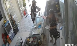 Video đối tượng vờ mua hàng để cướp iPhone 15 Pro Max