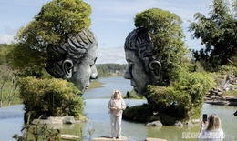 Du khách quốc tế khám phá 'bảo tàng ký ức' bằng đất giữa rừng thông