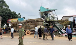 Xe tải va chạm với xe máy, 5 người thương vong