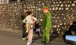 Bế tắc trong cuộc sống, người mẹ trẻ ôm con nhỏ định nhảy cầu Bãi Cháy trong đêm