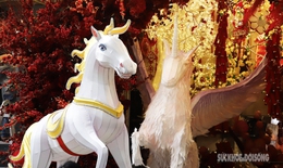 Linh vật ngựa 'phủ kín' phố Hàng Mã đón năm mới 2026