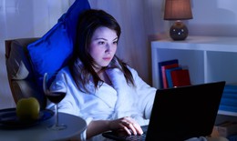 Tác hại của việc thức khuya, ngủ muộn đối với sức khỏe