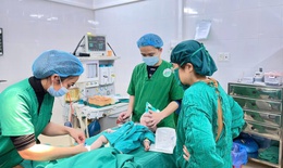 Ng&#227; tại nh&#224;, b&#233; 3 th&#225;ng tuổi bị l&#245;m đầu v&#224; xuất huyết nội sọ