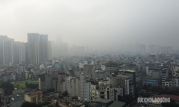 T&#242;a nh&#224; cao tầng &#39;biến mất&#39; sau lớp m&#249; d&#224;y đặc