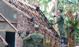 Bộ đội khẩn trương gi&#250;p d&#226;n dựng nh&#224; mới sau những ng&#224;y mưa lũ