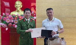 Gi&#225;m đốc c&#244;ng ty l&#224;m rơi nhiều t&#224;i sản, được C&#244;ng an phường tuần tra ph&#225;t hiện, trao trả