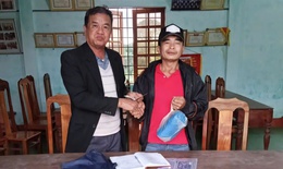 X&#250;c động tấm l&#242;ng người đ&#224;n &#244;ng nhặt ve chai mang 1 triệu đồng ủng hộ đồng b&#224;o v&#249;ng lũ