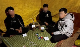 Bắt nhóm thanh niên trốn vào chòi cà phê sử dụng ma túy