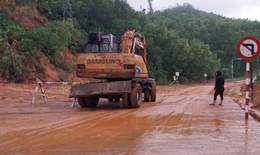 Video khẩn trương thu dọn b&#249;n đất tr&#224;n xuống đường v&#224;o khu du lịch sau mưa lớn