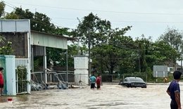 Nước lũ d&#226;ng hơn 2 m&#233;t, chia cắt Quốc lộ 1 v&#224; cuốn tr&#244;i t&#224;u thuyền ở L&#226;m Đồng