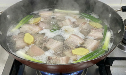 Có nên chần thịt qua nước sôi trước khi chế biến không? Chuyên gia giải đáp thói quen của 90% bà nội trợ