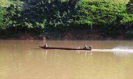 Hiểm nguy từ những chuyến 'săn gỗ' trên sông Nậm Nơn