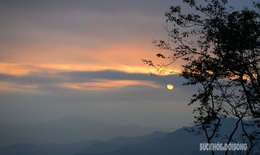 Theo chân giới trẻ lên Đồn Đèn đón bình minh và săn biển mây tuyệt đẹp