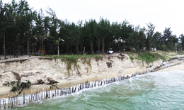 Cận cảnh bờ biển bị s&#243;ng dữ x&#233; toạc, đe dọa &#39;nuốt&#39; h&#224;ng loạt c&#244;ng tr&#236;nh