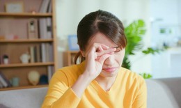 L&#224;m g&#236; khi bị trầy xước mắt?