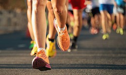 Muốn eo thon d&#225;ng gọn: N&#234;n tập bật c&#243;c hay chạy bộ?