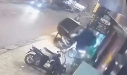 Clip &#244; t&#244; bất ngờ lao l&#234;n vỉa h&#232; t&#244;ng tr&#250;ng 3 người tại Quảng Trị