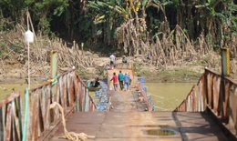 Nối nhịp cầu phao bị lũ cuốn trôi hàng cây số ở Huế