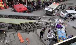 Rơi từ tầng cao chung cư xuống m&#225;i t&#244;n, ch&#225;u b&#233; tho&#225;t chết &#39;kỳ diệu&#39;