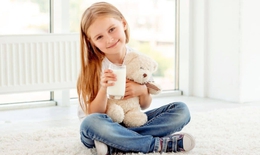 Uống sữa buổi tối sai cách: Tưởng giúp con cao lớn nhưng lại là sai lầm số 1 gây hại răng