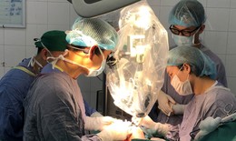 Lần đầu tiên bác sĩ Việt Nam vi phẫu thuật thành công 'cứu' ngón tay bệnh nhân đứt rời sau 25 giờ